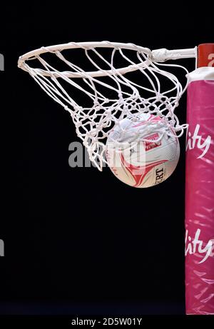 Eine allgemeine Ansicht ein Netball trifft den Reifen, um zu Punkten Ein Ziel Stockfoto