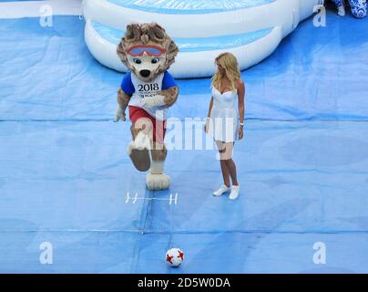 Russisches Model und TV-Moderatorin, Botschafterin der FIFA Fußball-Weltmeisterschaft 2018 in Russland, Victoria Lopyreva bei der Eröffnungszeremonie im Sankt Petersburger Stadion Stockfoto