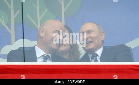 FIFA-Präsident Gianni Infantino (links) mit Russlands Präsident Wladimir Putin auf der Tribüne Stockfoto