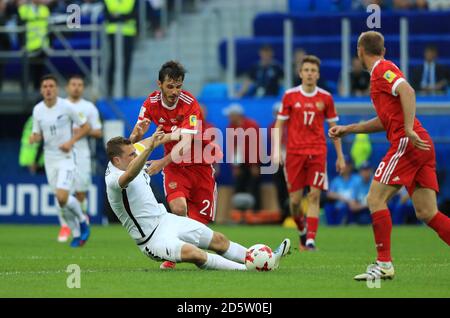 Neuseelands Chris Wood (links) und Russlands Alexander Erokhin Schlacht Für den Ball Stockfoto