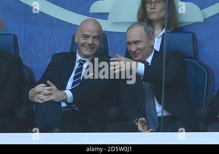 FIFA-Präsident Gianni Infantino (links) mit Russlands Präsident Wladimir Putin auf der Tribüne Stockfoto