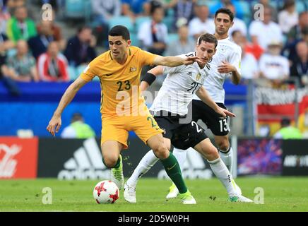 Australiens Tom Rogic (links) und Deutschlands Sebastian Rudy in Aktion Stockfoto