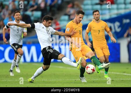 Deutschlands Lars Stindl (links) und Australiens Milos Degenek kämpfen um Der Ball Stockfoto