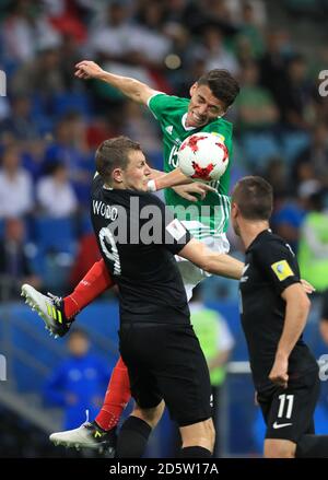 Mexikos Hector Moreno (rechts) und Neuseelands Chris Wood Schlacht Für den Ball Stockfoto