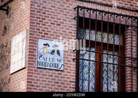 Die Calle de Bordadores ist eine historische Fußgängerstraße in Madrid, Spanien. Stockfoto