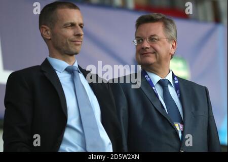 Präsident des Deutschen Fußballverbands Reinhard Grindel (rechts) mit UEFA-Präsident Aleksander Ceferin Stockfoto