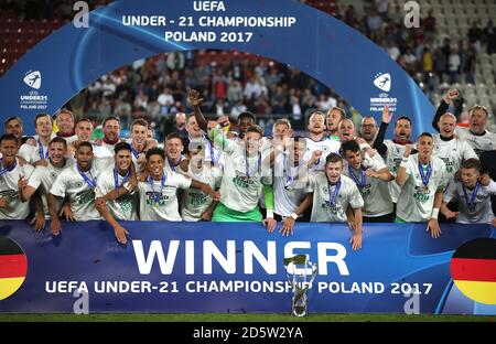 Deutsche Spieler feiern mit der UEFA U-21 Europameisterschaft Trophäe Stockfoto