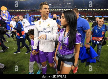 Real Madrids Cristiano Ronaldo, sein Sohn Cristiano Ronaldo Jr. und seine Freundin Georgina Rodriguez nach dem Champions-League-Finale 2017 im Nationalstadion von Cardiff Stockfoto
