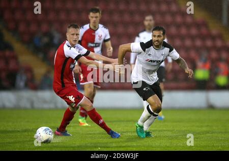 Bradley Johnson von Derby County (rechts) und Liam Truslove von Kidderminster Harriers Kampf um den Ball Stockfoto