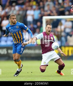 Carlton Morris von Shrewsbury Town und John Terry von Aston Villa während Das Freundschaftsspiel vor der Saison im Aggborough Stadium Stockfoto