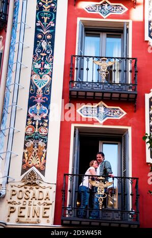 Ein Paar genießt eine der besten Aussichten auf Madrid vom Balkon des Hotels Petit Palace Posada del Peine in der Fußgängerzone Plaza Mayor. Stockfoto