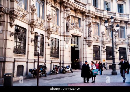 Das Galería Canalejas, im Herzen von Mardrid, ist ein historisches Gebäude, das zu einem luxuriösen Einkaufszentrum in der Plaza de Canalejas, Spanien, revitalisiert wurde. Stockfoto