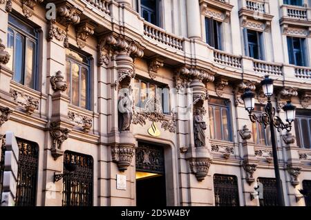 Das Galería Canalejas, im Herzen von Mardrid, ist ein historisches Gebäude, das zu einem luxuriösen Einkaufszentrum in der Plaza de Canalejas, Spanien, revitalisiert wurde. Stockfoto