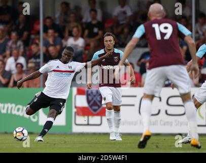 Fulham's Floyd Ayite in Aktion (links) Stockfoto