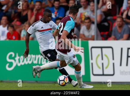 Fulham's Floyd Ayite in Aktion (links) Stockfoto