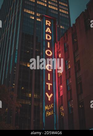 Radio City Music Hall Neonschild in der Nacht, in Midtown Manhattan, New York City Stockfoto