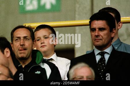 Liverpool Manager Gerard Houllier mit Aston Villa Manager John Gregory Bei Wolverhampton Wanderers Stockfoto