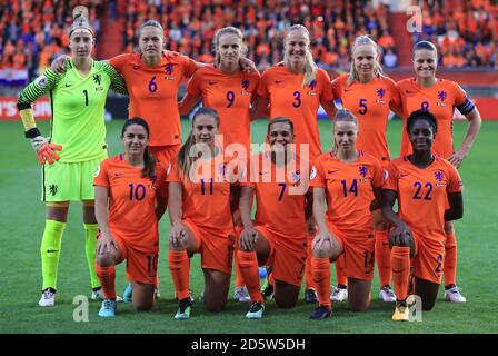 Back Row (links-rechts) Niederländischer Torhüter Sari van Veenendaal, Anouk Dekker, Stephanie van der Gragt, Kika van Es, Sherida Spitse. Vordere Reihe (links-rechts): Danielle van de Donk, Lieke Martens, Lieke Martens, Shanice van de Sanden, Jackie Groenen, Liza van der Mos. Stockfoto