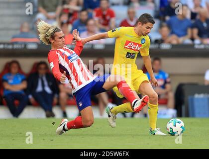 Atletico Madrids Antoine Griezmann (links) und Napoli's Jorginho (rechts) Schlacht Für den Ball Stockfoto