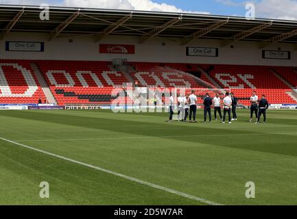 Die Gillingham Spieler inspizieren den Platz vor dem Himmel Bet League 1 Spiel zwischen Doncaster Rovers und Gillingham Stockfoto