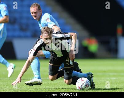 Stuart Beavon von von Coventry City (links) und Elliott Hewitt von Notts County Kampf um den Ball Stockfoto