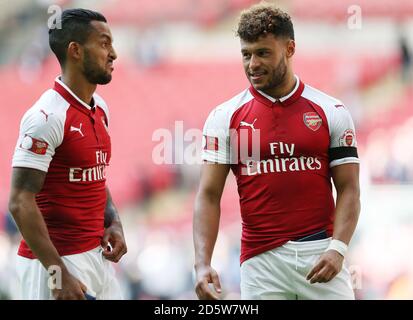 Theo Walcott und Alex Oxlade-Chamberlain von Arsenal nach dem Gewinn der Community Schild gegen Chelsea Stockfoto