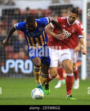 Abu Ogogo (links) von Shrewsbury Town und Chris Cohen von Nottingham Forest Kampf um den Ball Stockfoto