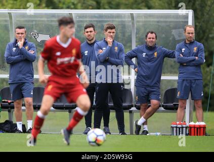 Liverpools Manager Steven Gerrard (Dritter rechts) Beobachtet die Aktion während des Spiels gegen Derby County Stockfoto