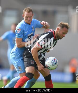 Stuart Beavon von von Coventry City (links) und Ben Davies von Grimsby Town Kampf um den Ball Stockfoto