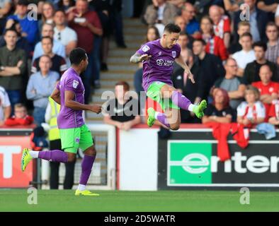 Josh Brownhill von Bristol City feiert das erste Tor Stockfoto