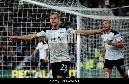 Matej Vydra von Derby County feiert das erste Tor seines Teams Des Spiels Stockfoto