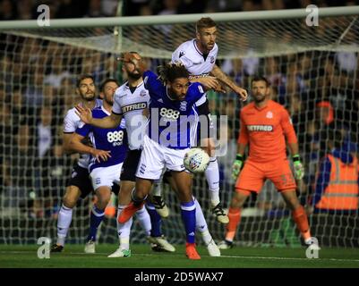 Ryan Shotton abd Bolton Wanderers' Mark Beevers von Birmingham City Für den Ball Stockfoto