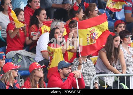 Spanische Fans bei ihrem Rugby-Weltmeisterschaft der Frauen bei Der UCD Bowl in Dublin Stockfoto