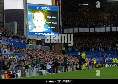 Ein Tribut an Rhys Jones ist auf dem großen Bildschirm während der UEFA Europa League, Play-Off Hinspiel Spiel im Goodison Park, Liverpool gezeigt. Stockfoto