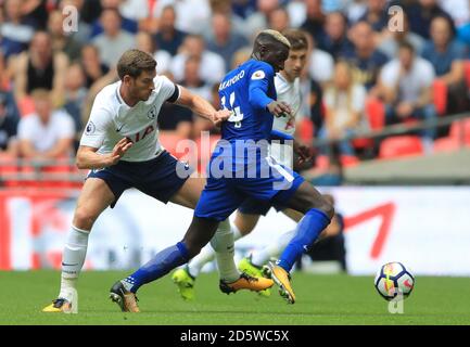 Tottenham Hotspur's Jan Vertonghen (links) und Chelsea's Tiemoue Bakayoko in Aktion Stockfoto