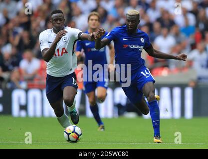 Tottenham Hotspur's Victor Wanyama (links) und Chelsea's Tiemoue Bakayoko Schlacht Für den Ball Stockfoto