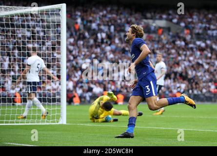 Chelseas Marcos Alonso feiert das zweite Tor seiner Seite Stockfoto