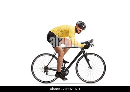 Ganzlängenaufnahme eines professionellen Radfahrers mit einem Helm auf einem Rennrad isoliert auf weißem Hintergrund Stockfoto