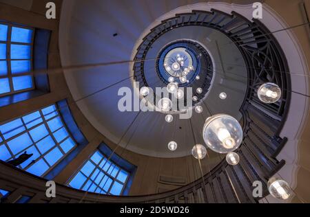 Eine allgemeine Ansicht der Cecil Brewer Wendeltreppe, im Heals Department Store in Tottenham Court Road, London Stockfoto