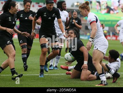 Die Neuseeländerin Victoria Subritzky-Nafatali feiert den ersten Versuch ihrer Seite beim Halbfinale der Frauen-Weltmeisterschaft 2017 im Kingspan Stadium in Belfast. Stockfoto