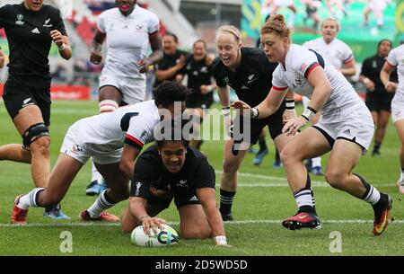 Die Neuseeländerin Victoria Subritzky-Nafatali geht beim Halbfinalspiel der Frauen 2017 im Kingspan Stadium in Belfast zum ersten Versuch ihrer Seite. Stockfoto