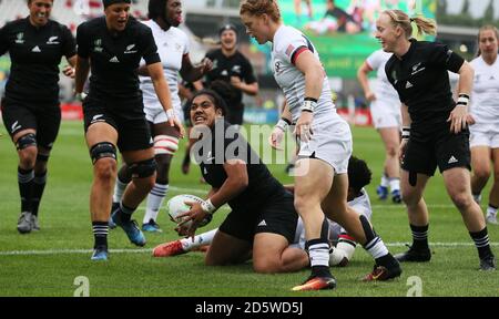 Die Neuseeländerin Victoria Subritzky-Nafatali feiert den ersten Versuch ihrer Seite beim Halbfinale der Frauen-Weltmeisterschaft 2017 im Kingspan Stadium in Belfast. Stockfoto