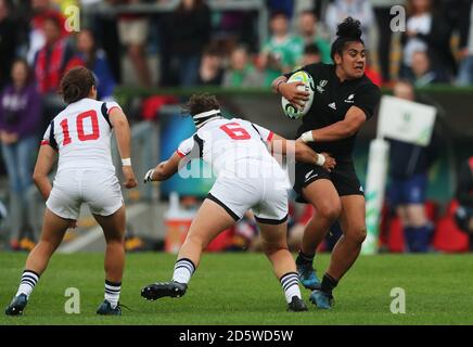 Die neuseeländische Victoria Subritzky-Nafatali wurde von der US-Amerikanerin Sara Parsons während des Halbfinalmatches der Frauen 2017 im Kingspan Stadium in Belfast angegangen. Stockfoto