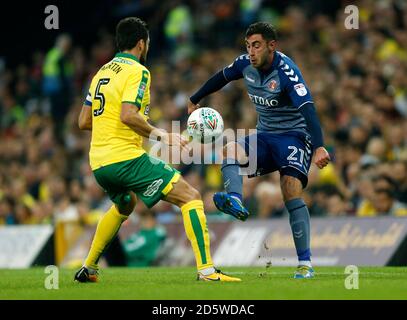 Lee Novak von Charlton Athletic und Russell Martin von Norwich City Für den Ball Stockfoto