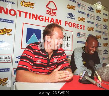 Ian Wright und sein ehemaliger Arsenal- und England-Teamkollege David Platt und jetzt Manager lachen während der Pressekonferenz, um seine Unterzeichnung des Darlehensdeals von West Ham bekannt zu geben. Stockfoto