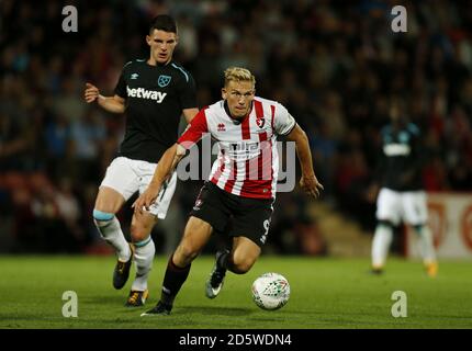 Danny Wright von Cheltenham Town und Declan Rice von West Ham United Stockfoto