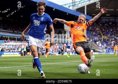 Sam Gallagher von Birmingham City (links) und Paul McShane Battle von Reading Für den Ball Stockfoto