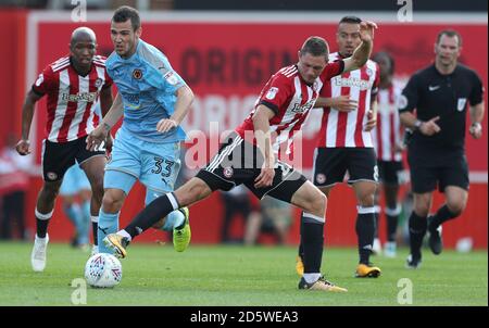 Brentfords Henrik Dalsgaard (rechts) und Wolverhampton Wanderers' Leo Bonatini (links) Kampf um den Ball Stockfoto