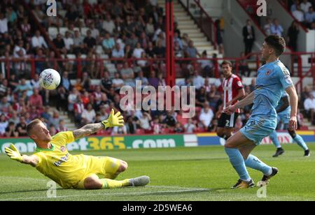 Brentford Torwart Daniel Bentley (links) und Wolverhampton Wanderers' Nouha Dicko (Rechts) Stockfoto