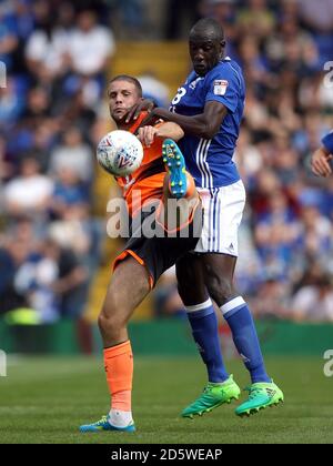 Cheikh N'Doye von Birmingham City und Joey van den Berg von Reading (Links) Kampf um den Ball Stockfoto